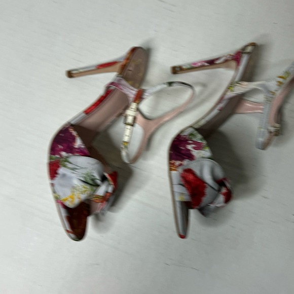 Ted Baker Ivory Neelia Floral Print Bow Heeled Sandals NEW Size 37.5 - US 7.5 - Picture 6 of 12